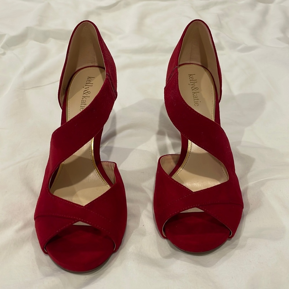 Red pumps new